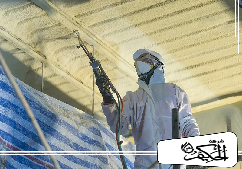 شركة عزل اسطح المباني في راس الخيمة 0547842313 شركة الحكيم عامل يطبق مادة العزل الحراري على السقف في راس الخيمة لضمان الكفاءة الطاقية وحماية ضد التقلبات الحرارية.