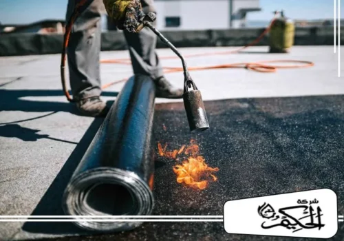 استخدام شعلة لتثبيت لفافة العزل على السطح بشكل محكم باستخدام الحرارة.