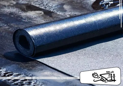 مواد عزل الأسطح بالفجيرة لقطة عن قرب لسطح لفافة عزل بيتومينية سوداء بملامس منقوشة ومرصوصة بشكل جيد.