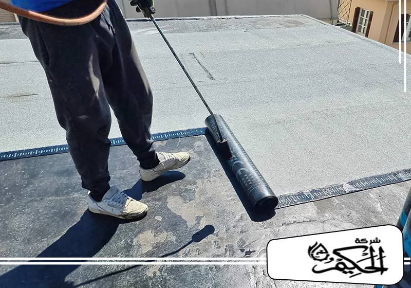 العزل الحراري للأسطح في عجمان 0547842313 شركة الحكيم تطبيق لفافة عزل اسطح في عجمان باستخدام أدوات مهنية لضمان حماية فعالة ضد تسرب المياه.