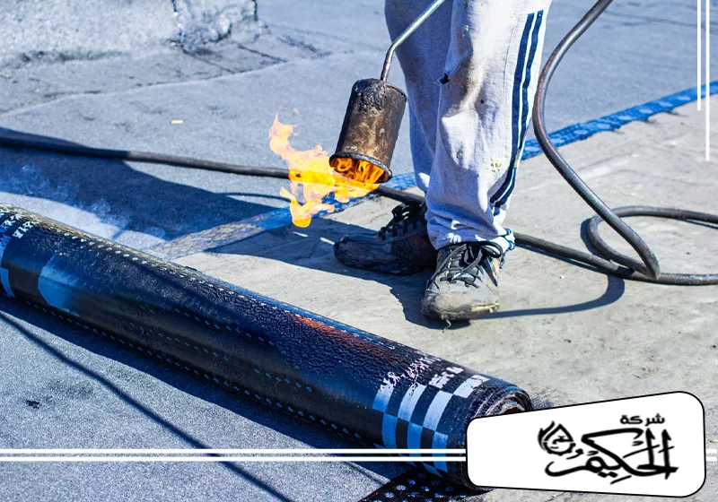 شركات عزل الاسطح في ام القيوين 0547842313 شركة الحكيم فني شركة عزل مائي في ام القيوين يطبق الحرارة على سطح مادة العزل المدرفلة لتثبيتها.