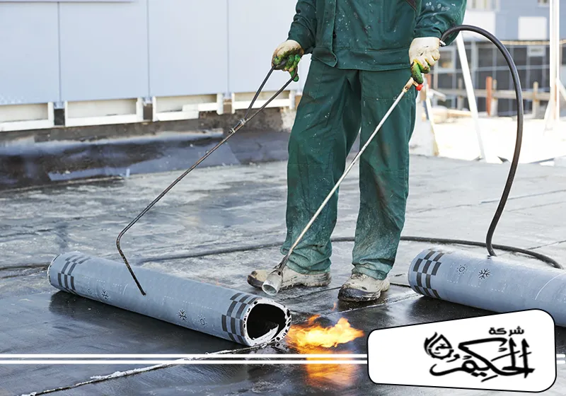 شركة عوازل في عجمان 0547842313 شركة الحكيم عزل الأسطح باستخدام العزل الحراري في عجمان لتثبيت لفافة العزل بشكل محكم، مما يعزز من حماية السقف.