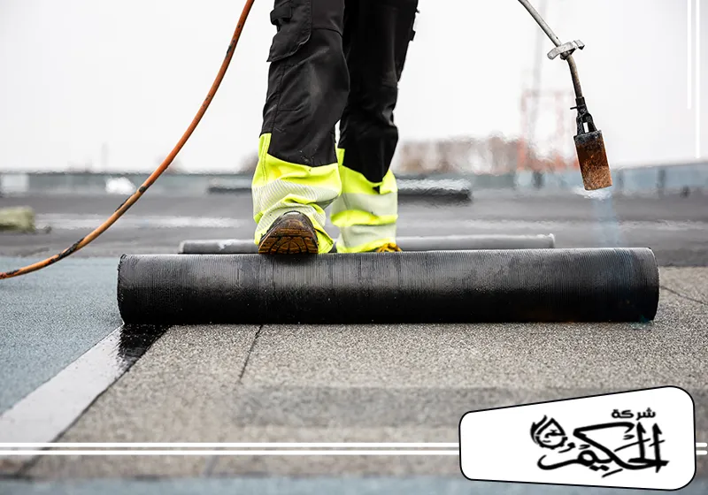 عزل الاسطح بالفلين في عجمان 0547842313 شركة الحكيم تثبيت لفافة عزل اسطح في عجمان باستخدام لهب خاص لضمان التوصيل المثالي للطبقات العازلة على السطح.