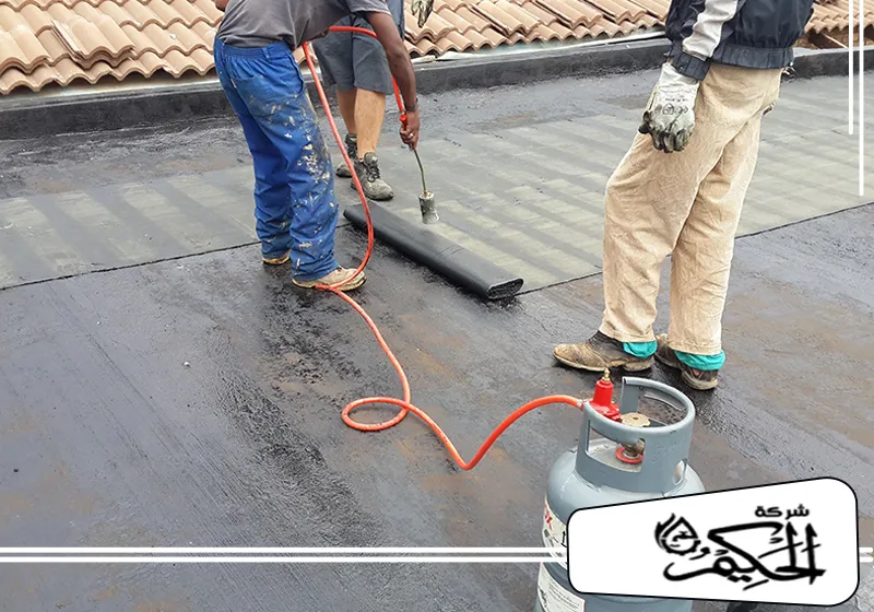 شركة عوازل اسطح في ام القيوين 0547842313 شركة الحكيم عمال شركة عزل اسطح في ام القيوين يطبقون مادة عزل الأسطح باستخدام مصدر حراري لربط المادة بالعزل.