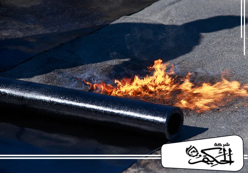 عزل الفوم للاسطح في عجمان 0547842313 شركة الحكيم استخدام اللهب لتثبيت لفافة عزل الأسطح في عجمان، وضمان التغطية الجيدة لحماية السطح من الرطوبة.