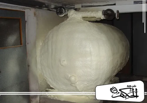 عزل وخزانات المياه بابوظبي خزان ضخم بيضاوي أو كروي الشكل معزول بالكامل برغوة كريمية ذات ملمس مجعد. يقع الخزان داخل منشأة مغلقة.