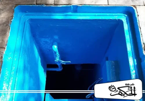 عزل خزانات علوية بالفجيرة صورة مأخوذة من أعلى تطل على فتحة الوصول إلى خزان أرضي معزول بالكامل بطبقة زرقاء لامعة وواقية