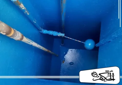 عزل خزانات مياه في الفجيرة لقطة داخلية واضحة لخزان مياه أرضي أو علوي بعد تطبيق طبقة عزل مائي واقية باللون الأزرق الزاهي