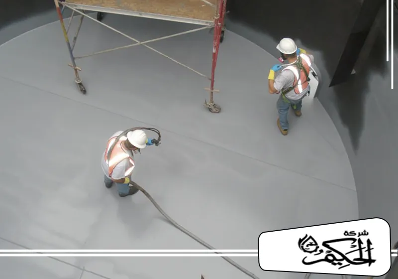 شركة عزل خزان المياه في راس الخيمة 0547842313 شركة الحكيم تطبيق مواد عزل على أرضية الخزان في راس الخيمة بواسطة امهر الفنيين لضمان حماية فعّالة ضد التسربات.