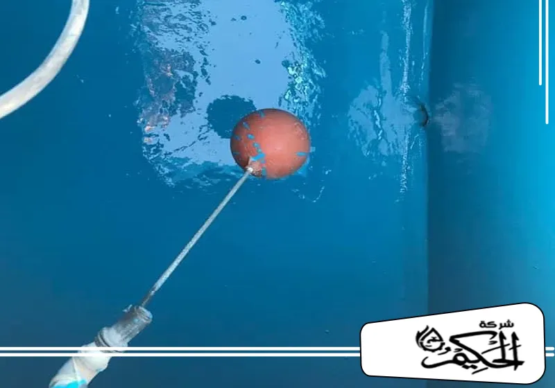 شركة عزل خزانات خرسانية في عجمان 0547842313 شركة الحكيم تطبيق مادة عزل خزانات في عجمان داخل الخزان باستخدام أداة متخصصة لتغطية جميع المساحات بشكل محكم.