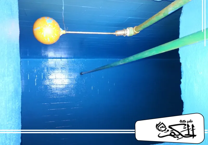 عزل خزانات بلاستيكية في عجمان 0547842313 شركة الحكيم عزل مائي للخزانات الأرضية. تطبيق طبقة من مادة الإيبوكسي العازلة باللون الأزرق لحماية الجدران.