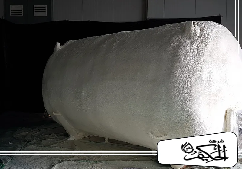 عزل الخزان بعد التلييس في عجمان 0547842313 شركة الحكيم شركتنا متخصصه في عزل خزانات المياه في عجمان لضمان التغطية الجيدة لحماية الخزان من الرطوبة.